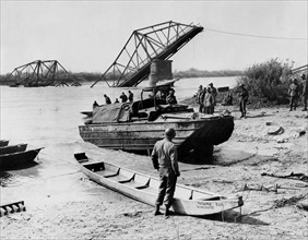 Un "Duck" de l'armée U.S. accoste sur les rives du Danube. 
(26 avril 1945)