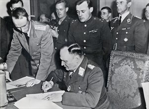 A Berlin, les Allemands signent les termes de la reddition.
 (9 mai 1945)