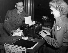 Un sergent chanceux de l'U.S. Army achète des "bonds de guerre" à Paris. 
(30 novembre 1944)