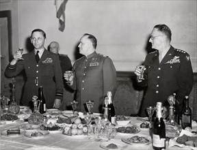 Les chefs militaires alliés portent un toast à la reddition de l'Allemagne.
 (Berlin, 7 mai 1945)