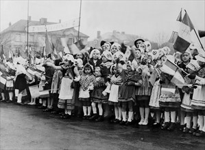 Les enfants de Thionville fêtent la libération. (Septembre 1944)