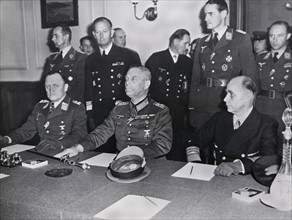 Le 9 mai 1945, à Berlin, les chefs militaires allemands signent les termes de la reddition.