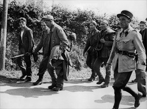 Des patriotes français encadrent des prisonniers allemands près d'Avranches.
 (Eté 1944)
