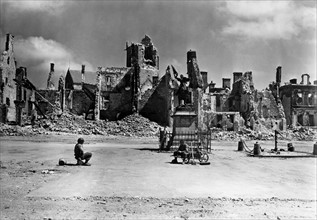 La ville de Montebourg, en Normandie, dévastée.
 (Eté 1944)