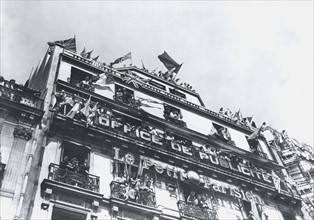 V-E Day, Jour de la Victoire, à Paris.
(8 mai 1945)