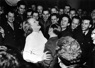 A Paris, un soldat américain danse avec Marlène Dietriech. (1945)