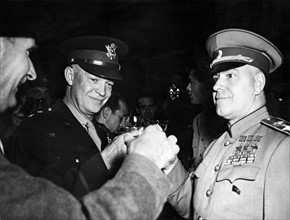 A Francfort, en Allemagne, les généraux des Nations Unies fêtent la victoire.
(10 juin 1945)