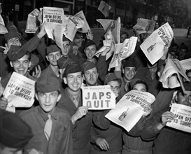 Les troupes U.S. fêtent la reddition du Japon à Paris. (10 août 1945)