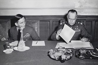 Le feld-maréchal soviétique Gregory Zhukov étudie le document ratifié de la capitulation sans condition, à Berlin. (9 mai 1945)