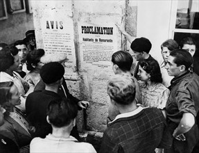 Les habitants de Romorantin lisent une proclamation alliée. (Septembre 1944)