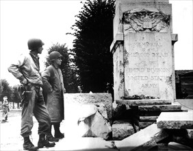 Soldats américains devant un monument aux morts de la Première guerre mondiale,  Septembre 1944
