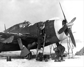 Ground men of the the 1st Tactical Air Force work on a P-47 Thunderbold in France, Janvier 1945