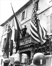 Déploiement du drapeau tricolore à Cherbourg, 27 juin 1944