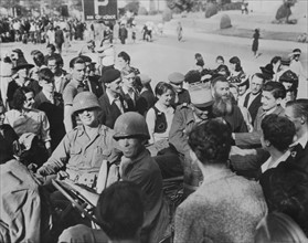 Les habitants d'Angers accueillent les officiers français et américains  12 août 1944