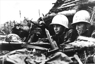 Troupes américaines occupant une position japonaise à Burma, août 1944