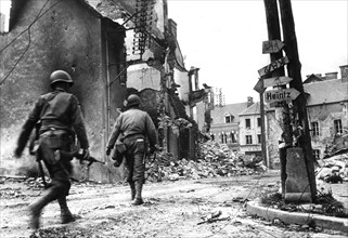 Opération de nettoyage des tireurs isolés par des soldats américains à Marigny, 26 août 1944