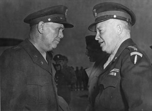 Général Marshall en conversation avec Général Eisenhower en France, 6 octobre 1944