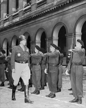 Le général Patton passe en revue les troupes françaises à Paris,  17 août 1945