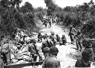 Troupes américaines progressant vers St-Lo en Normandie en juillet 1944