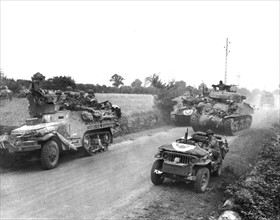 Véhicules blindés américains filant vers Concarneau en Bretagne, août 1944