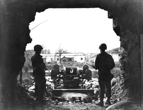 Des soldats américains tiennent la garde près de Saarlautern, le 10 décembre 1944