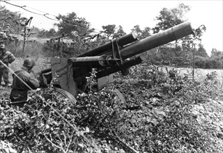 Obusier américain de 155 mm en action aux alentours de St-Lo en juillet 1944