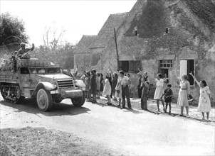 Civils français accueillant des troupes françaises à  Vieux Bourg, août 1944