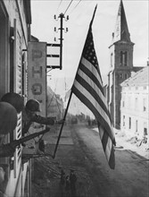 Drapeau américain dans Bitche libéré en Alsace, 16 mars 1945