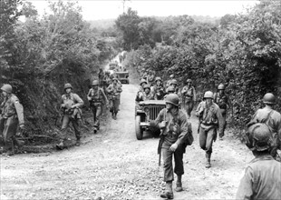 Troupes américaines poursuivant les Allemands battant en retraite, été 1944