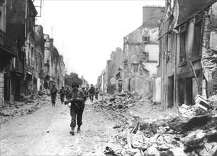 Troupes américaines entrant à St-Lo en Normandie, 18 juillet 1944