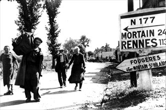 Civils français de retour à Vire, août 1944