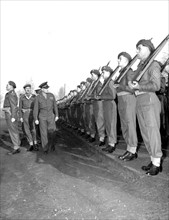 Eisenhower inspecte la haie de garde britannique en France, 30 novembre 1944