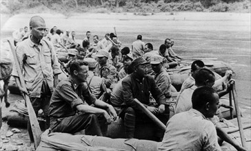 Les forces chinoises traversent le fleuve Salween, 1944