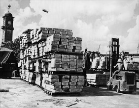 Chargement sur des wagons en partance pour Assam d'huile de moteur destiné aux Alliés, 1944
