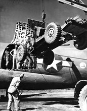 Chargement du chassis d'un camion dans un avion  de l'armée US pour transport en Chine, 1944