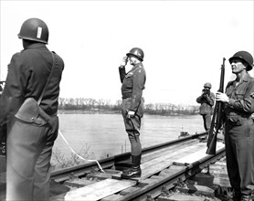 Cérémonies d'inauguration du pont à la mémoire de Franklin Roosevelt en Allemagne, 15 avril 1945