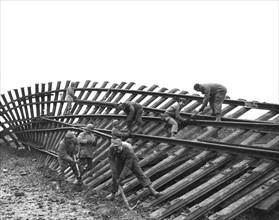 Des ingénieurs américains réparent la voie ferrée à Bensdorf en Alsace, 3 décembre 1944