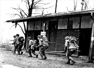 Forces américaines traversant le fleuve Roer lors d'une offensive, février 1945