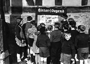 Enfants allemands dans une ville occupée, 23 mars 1945
