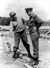 Le général Eisenhower et le Lt. Gen. Bradley inspectent un site de construction de bombes volantes en Normandie, juillet 1944