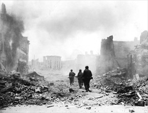 Zweibrucken tombe aux mains des troupes de la 7e armée US, 20 mars 1945