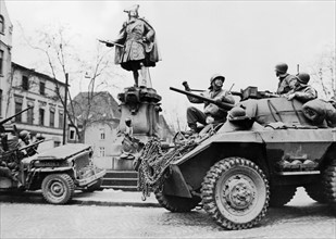 Des troupes américaines examinent une statue de Frédéric 1er de Prusse à Moers, printemps 1945