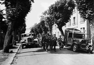 Les membres des FFI avancent dans Chateaudun, 17 août 1944
