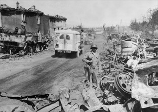 Les épaves de matériel de guerre allemand jonchent la ville de Loriol, août 1944
