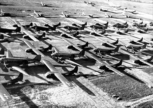 Parcage de C-47 et de planeurs américains peu avant le décollage pour l'invasion de l'Allemagne à l'Est du Rhin, 24 mars 1945