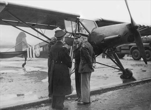 L'armée de l'air française présente un avion au général Eisenhower, automne 1944