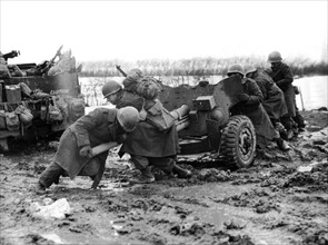 Des soldats américains mettent en place un canon antichar sur la frontière Germano-belge, décembre  1944