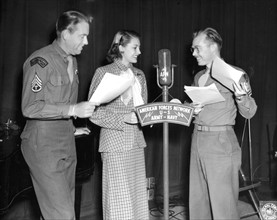 Deux membres du Réseau des forces armées interviewent Cyd Charisse à Francfort, 24 juin 1948