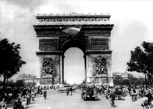 Le drapeau tricolore flotte à nouveau sous l'Arc de Triomphe  à Paris, 25 août 1944