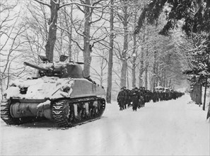 Progression de fantassins et de chars américains dans les Ardennes, janvier 1945